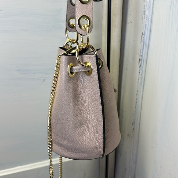 Elegant Cream Bucket Bag - Picture 3 of 13